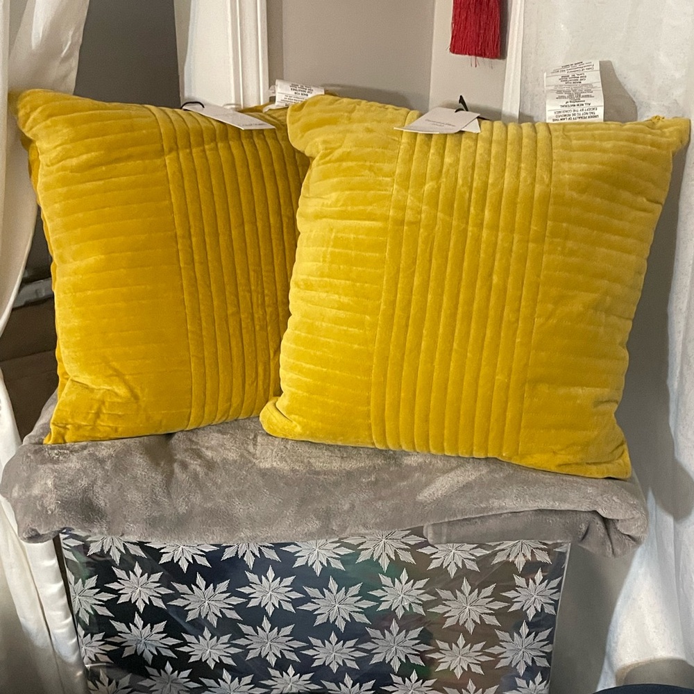 NWT Calvin Klein Yellow Mustard Pleated Velvet Throw Pillows Accent throws Set